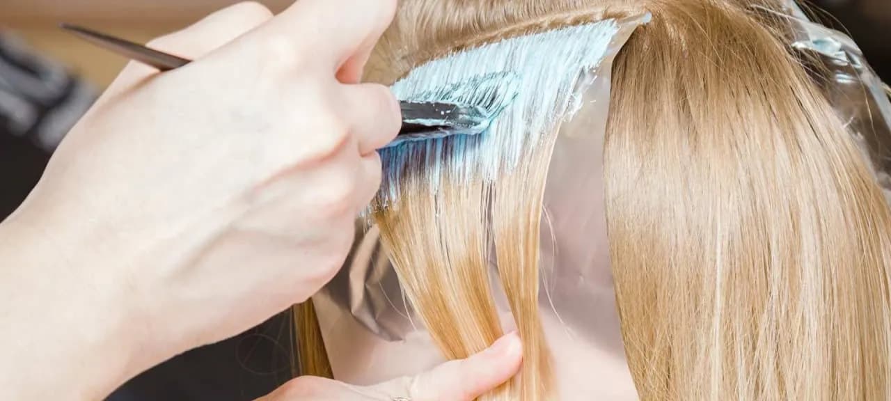 Czy rozjaśniacz się zmywa? Odkryj prawdę o trwałości koloru włosów